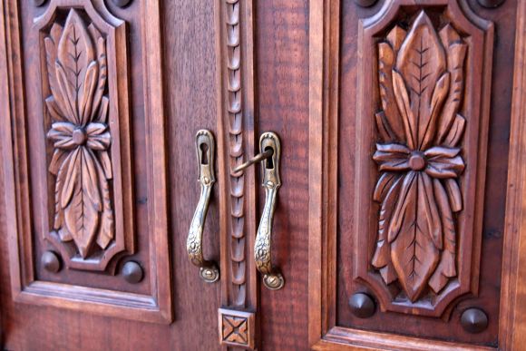 Старинный винный шкаф после реставрации.Европа. Начало 20 в