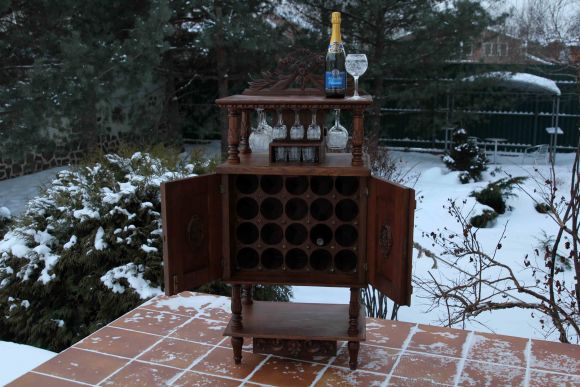 Старинный винный шкаф после реставрации.Европа. Начало 20 в