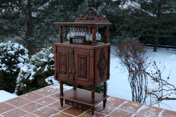 Старинный винный шкаф после реставрации.Европа. Начало 20 в