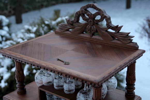 Старинный винный шкаф после реставрации.Европа. Начало 20 в