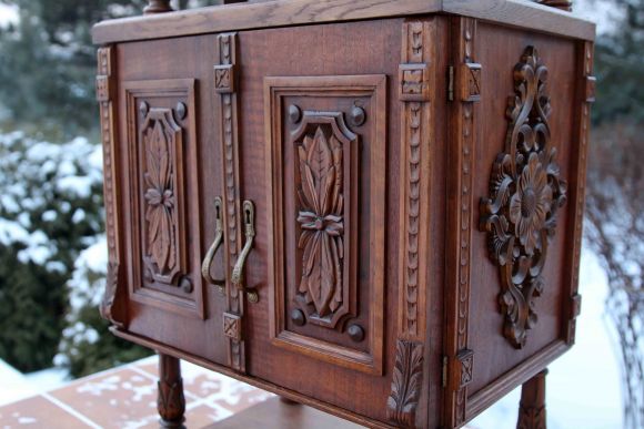 Старинный винный шкаф после реставрации.Европа. Начало 20 в