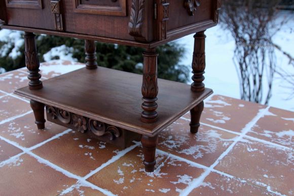 Старинный винный шкаф после реставрации.Европа. Начало 20 в