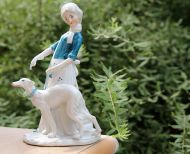 Изящная статуэтка девушка с собакой. Европа