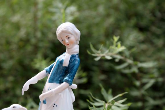 Изящная статуэтка девушка с собакой. Европа