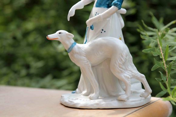 Изящная статуэтка девушка с собакой. Европа