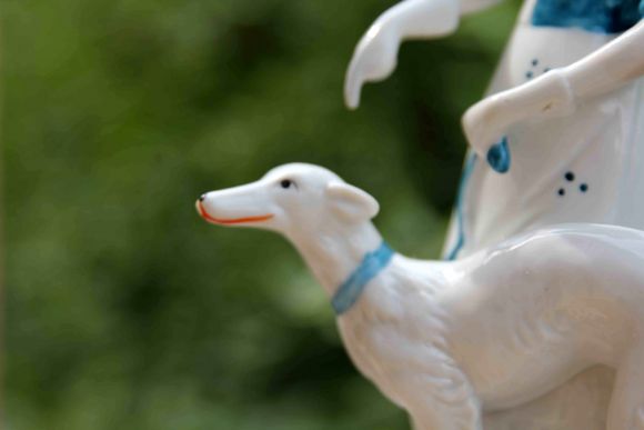 Изящная статуэтка девушка с собакой. Европа