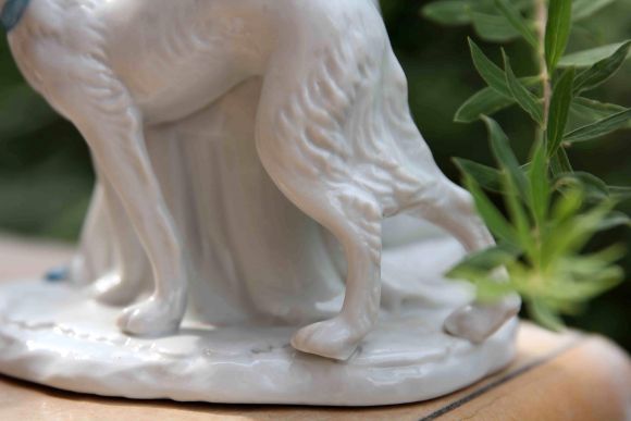 Изящная статуэтка девушка с собакой. Европа
