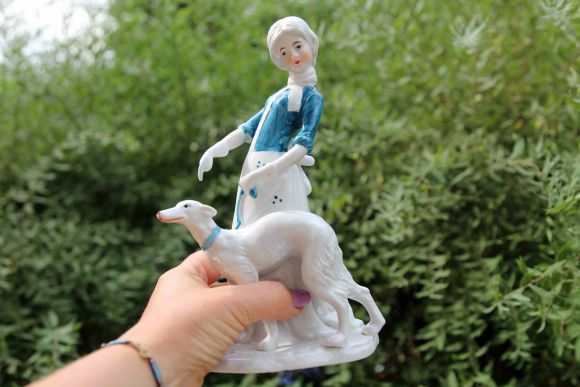 Изящная статуэтка девушка с собакой. Европа