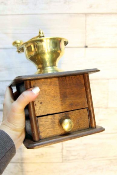 КОФЕМАНАМ! Прекрасная большая винажная кофемолка