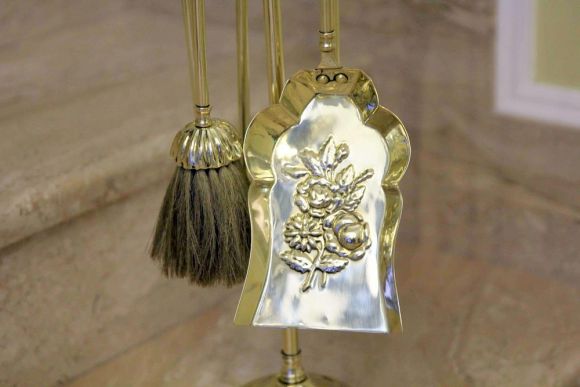 Интересный антикварный каминный набор из полированной латуни