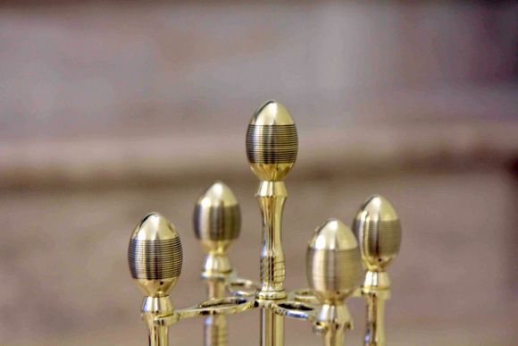 Интересный антикварный каминный набор из полированной латуни