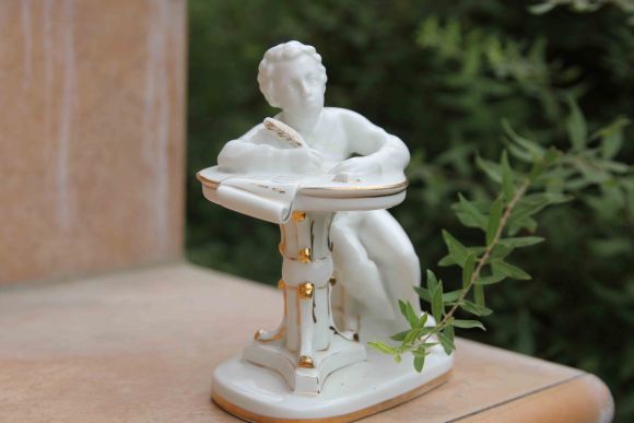 Юный Пушкин учится. Фарфор. ЛФЗ