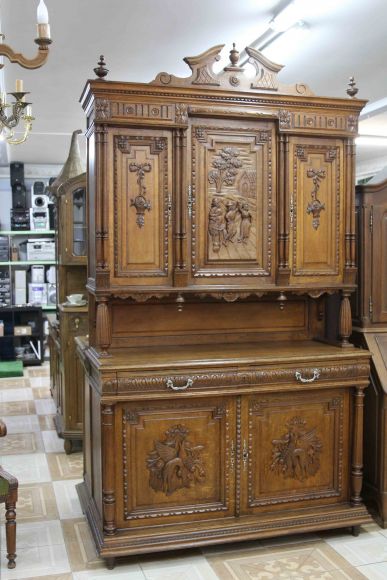 Замечательный, антикварный буфет из массива дуба. Европа. Конец 19 века.