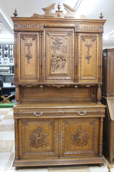 Замечательный, антикварный буфет из массива дуба. Европа. Конец 19 века.