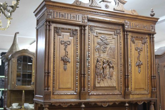 Замечательный, антикварный буфет из массива дуба. Европа. Конец 19 века.