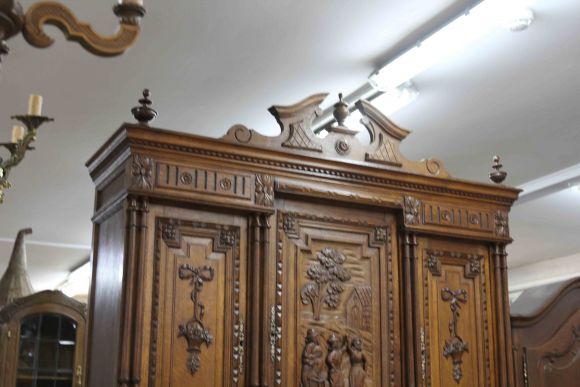 Замечательный, антикварный буфет из массива дуба. Европа. Конец 19 века.