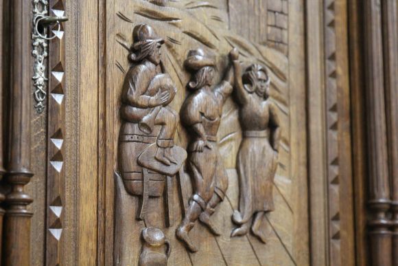 Замечательный, антикварный буфет из массива дуба. Европа. Конец 19 века.