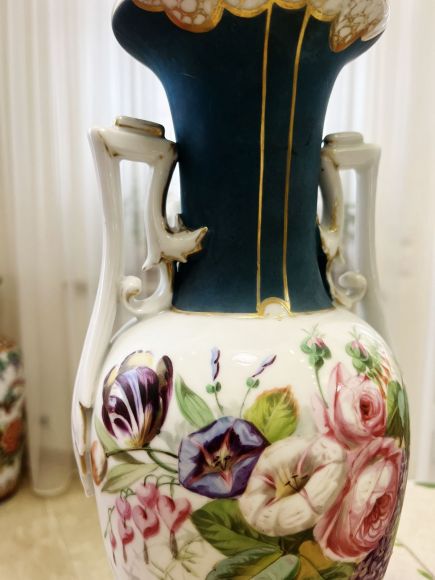 Великолепные французские фарфоровые вазы начала прошлого века.