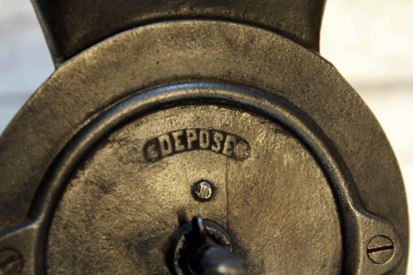 Тяжелая чугунная кофемолка DEPOSE. Литье. Европа. Конец 19 вв