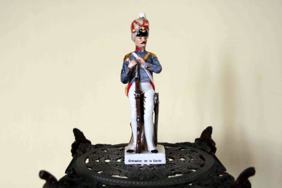 Антикварный гренадер из фарфора. Европа. Начало 20 века