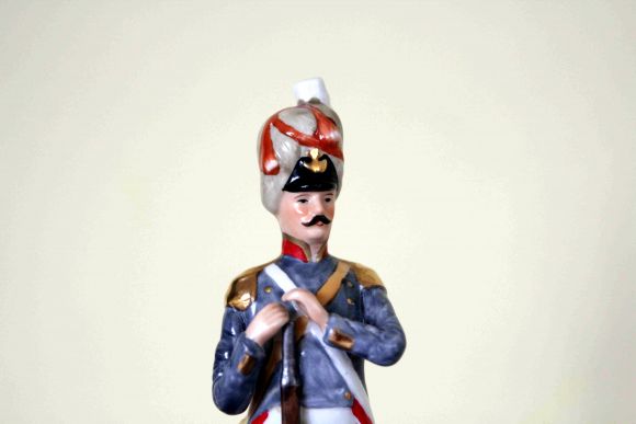 Антикварный гренадер из фарфора. Европа. Начало 20 века