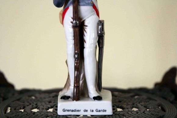 Антикварный гренадер из фарфора. Европа. Начало 20 века