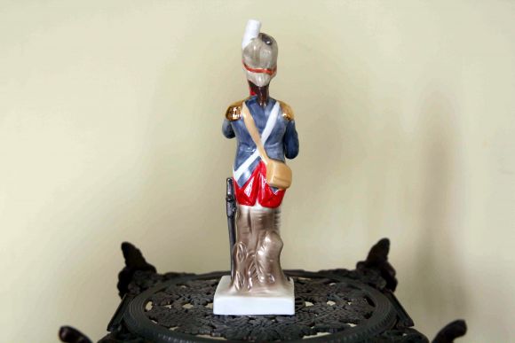 Антикварный гренадер из фарфора. Европа. Начало 20 века