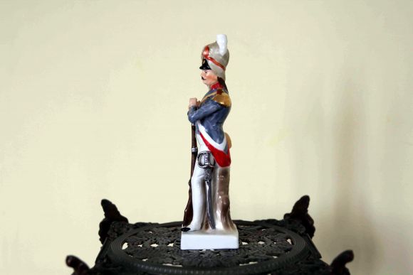 Антикварный гренадер из фарфора. Европа. Начало 20 века