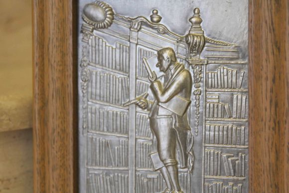 Антикварное, оловянное панно с сюжетом в дубовой раме. Европа начало 20 в.