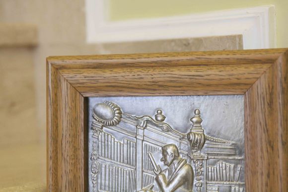 Антикварное, оловянное панно с сюжетом в дубовой раме. Европа начало 20 в.