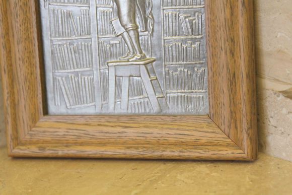 Антикварное, оловянное панно с сюжетом в дубовой раме. Европа начало 20 в.