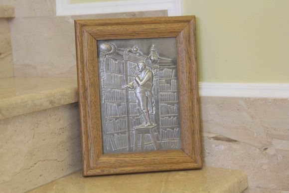 Антикварное, оловянное панно с сюжетом в дубовой раме. Европа начало 20 в.