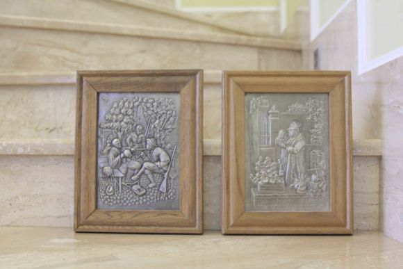 Антикварное, оловянное панно с сюжетом в дубовой раме. Европа начало 20 в.