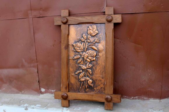 Винтажное, медное панно с розами, в деревянной раме. Европа. 20 век.