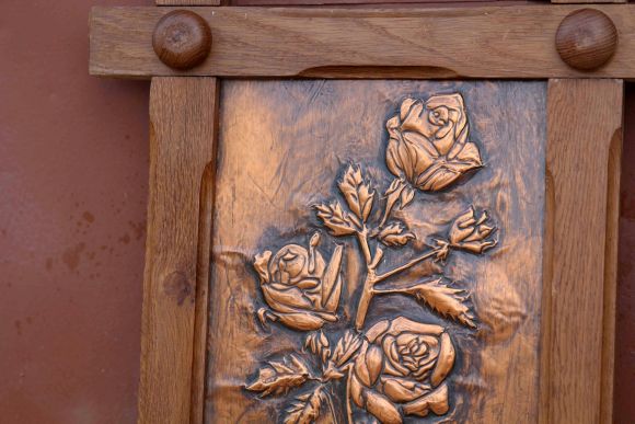 Винтажное, медное панно с розами, в деревянной раме. Европа. 20 век.