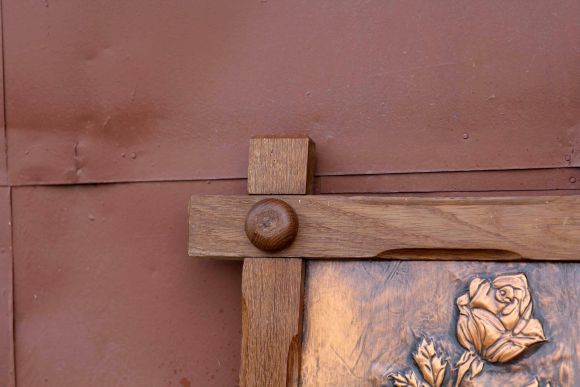 Винтажное, медное панно с розами, в деревянной раме. Европа. 20 век.