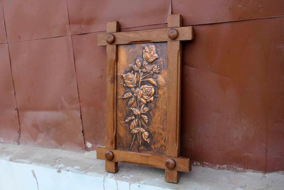 Винтажное, медное панно с розами, в деревянной раме. Европа. 20 век.