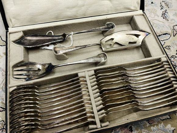 Старинный английский набор для сервировки рыбных блюд. На 12 персон.